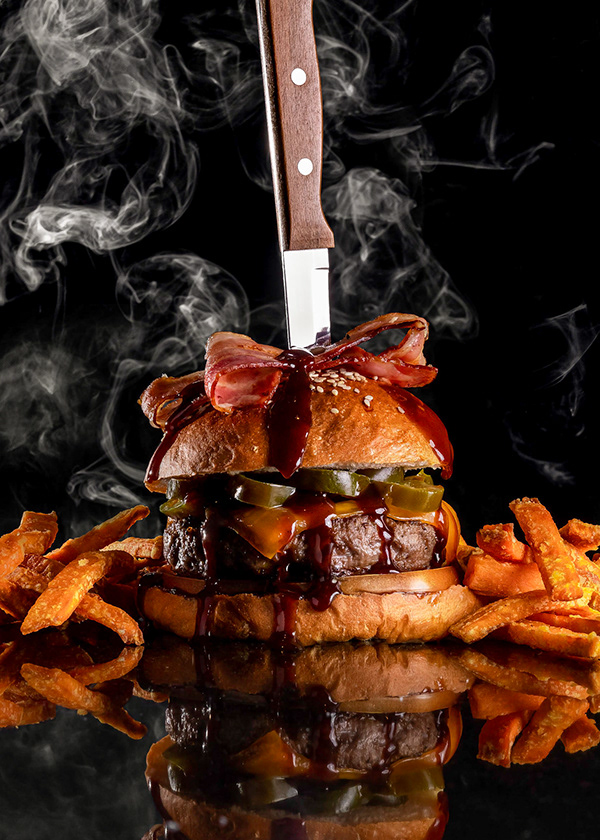 CUCHILLO CLAVADO EN HAMBURGUESA